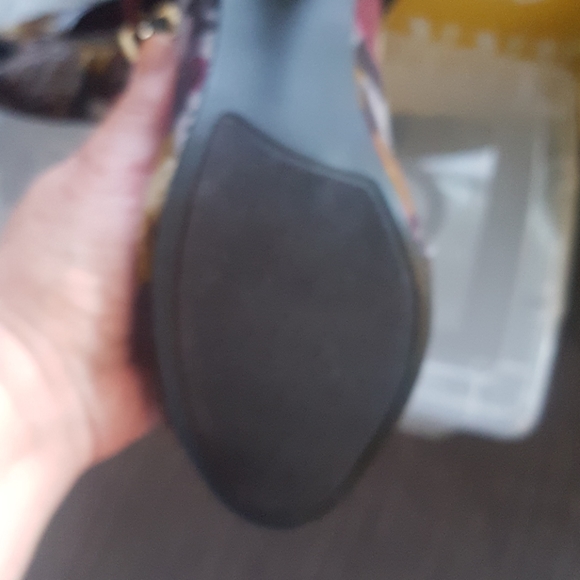 Stunning Madden Girl Flower Print Pump. - Picture 3 of 6